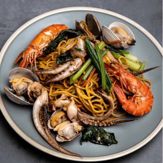 Seafood Fried Noodles with Basil / 塔香海鮮炒麵